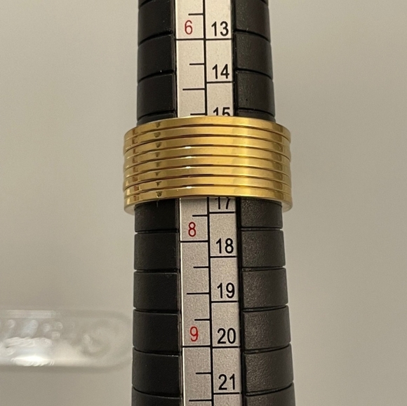 Vintage Guess Gold Tone Ring with Fancy Cut Purple Crystal. Size 7! 💜 - Picture 4 of 9